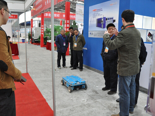 KY在线官网参加2015中国西部国际装备制造业博览会-技术人员向观众讲解产品-2.jpg